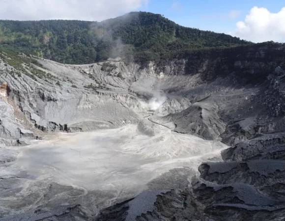 Jakarta to Active Volcano Tour: Exclusive Group Packages