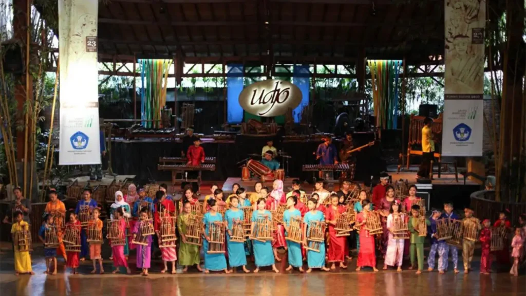 Watching the Show at Saung Angklung Udjo (jabarekspres.com)