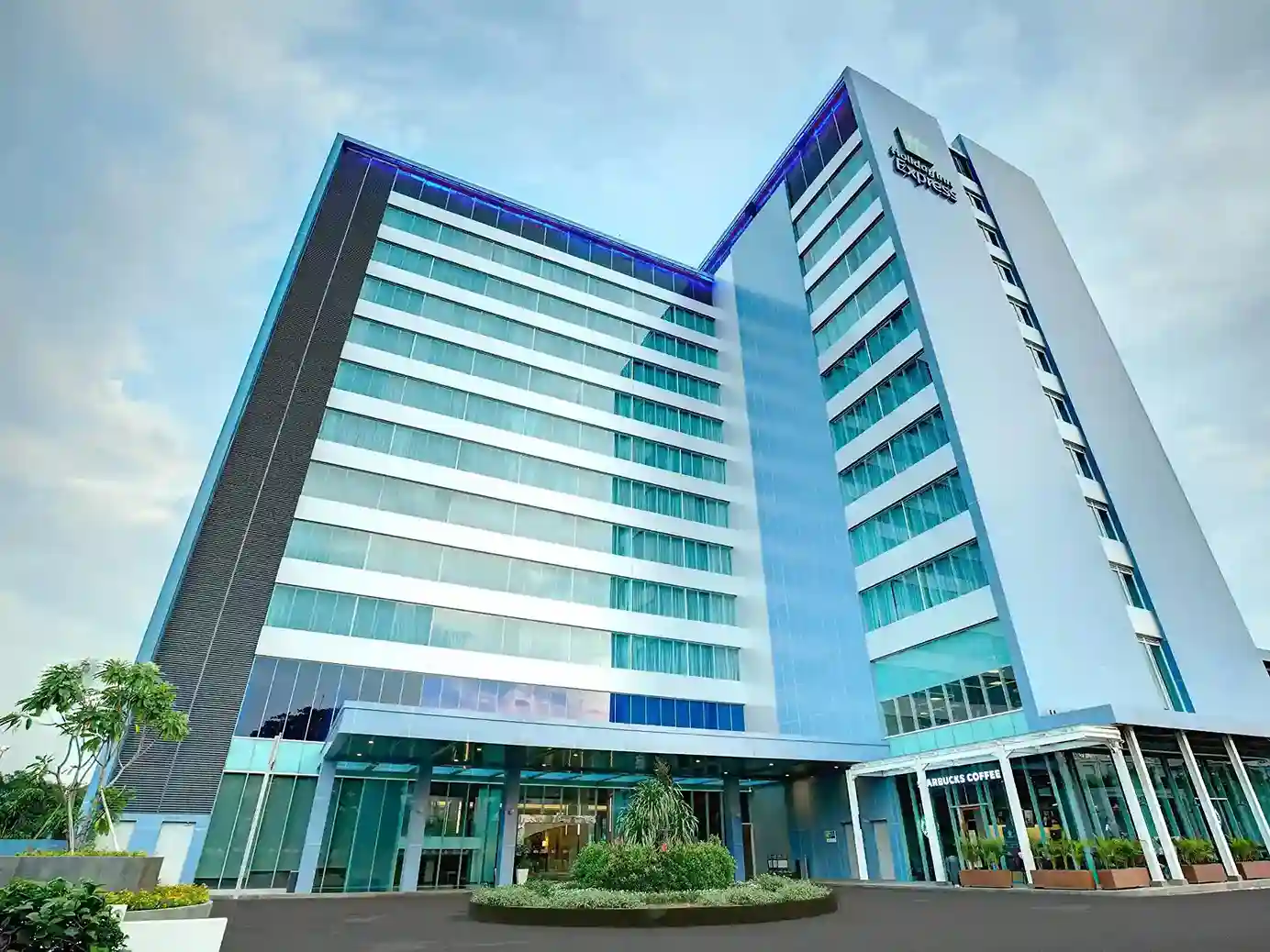 Hotel Holiday Inn Jakarta Kemayoran – Affordable Luxury Stay Near JIExpo